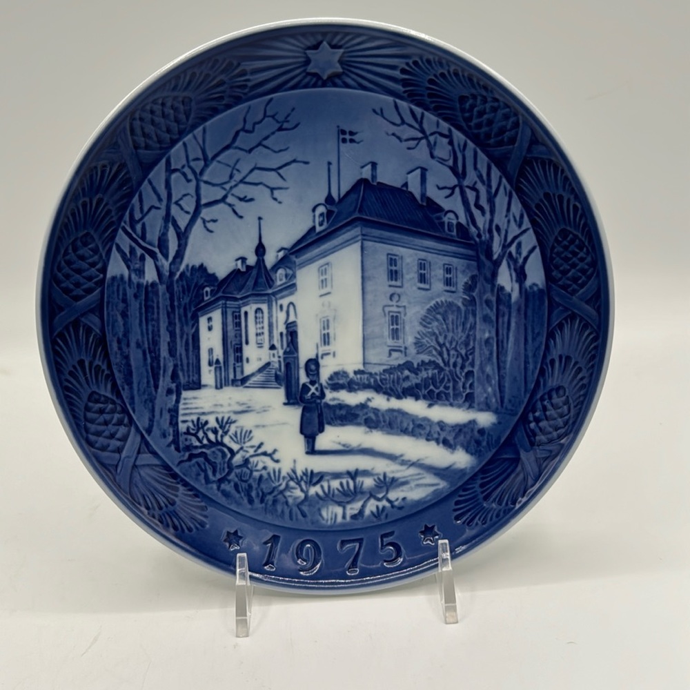 Royal Copenhagen Collectors Christmas Plate 1975